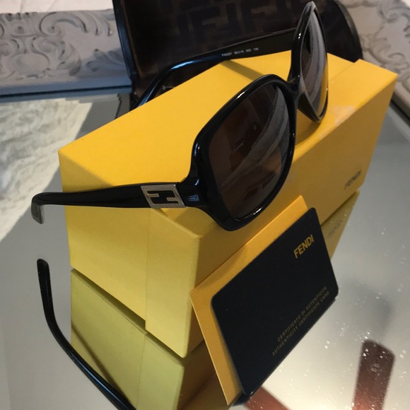 Fendi Sunglaases - Picture 3 of 6